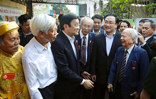 ປະທານປະເທດເຈືອງເຕີິນຊາງພົບປະບັນດານັກຮົບປະຕິວັດຖືກສັດຕູກັກຂັງ